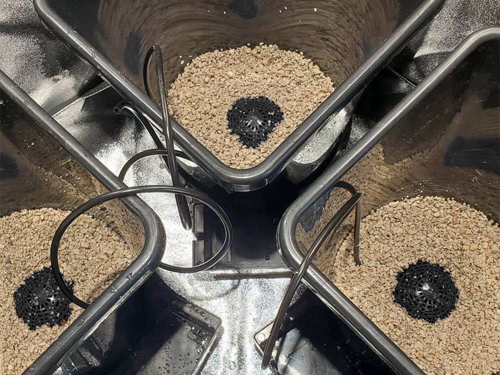 The seat of power! AirDome goes in the bottom of your pot with either a layer
of pH stabilised gravel / clay pebbles or an AirBase surrounding it - grow media goes on top